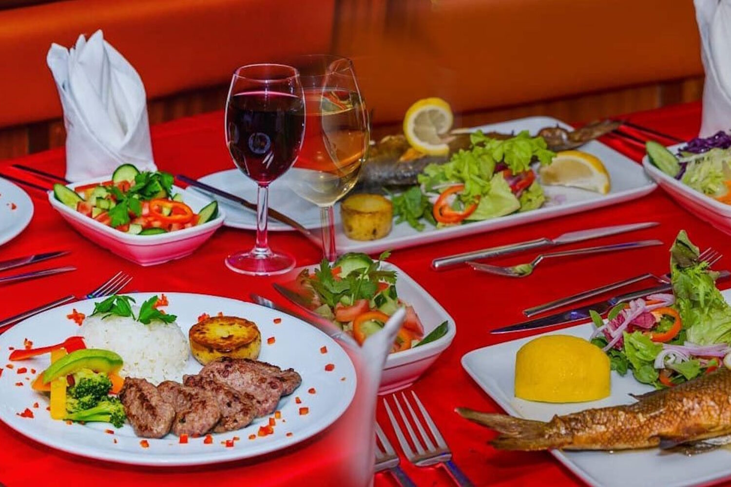Crucero de cena con espectáculo